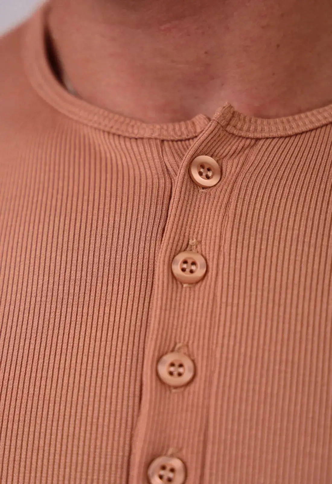 Camiseta Henley Canelada Bege - Imagem 3